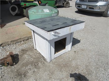 DOG HOUSE MEDIUM DOG Used Lawn / Garden Personal Property / Household items upcoming auctions