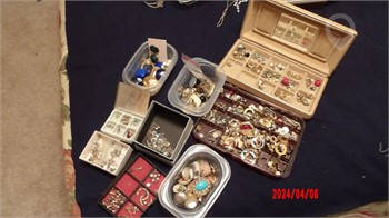ASSORTMENT OF EARRINGS Used Fashion / Novelty / Costume Jewellery Jewellery / Watches / Gemstones upcoming auctions