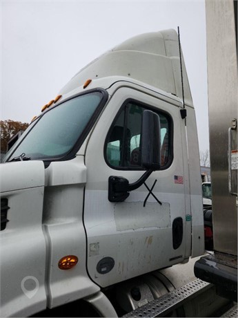 2012 FREIGHTLINER CASCADIA 113 Used Cab Truck / Trailer Components for sale