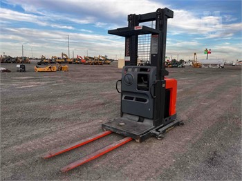 Stock Picker(Order Picker) vs Forklift: Know The Key Differences