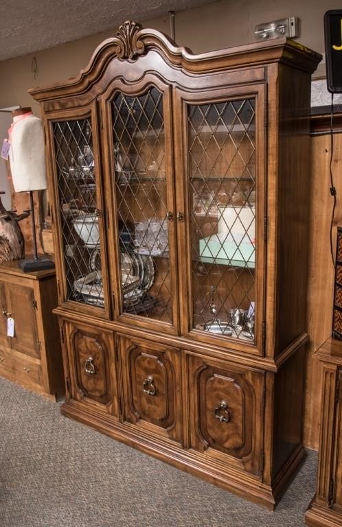 Elegant Drexel China Cabinet The K And B Auction Company