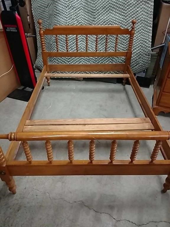 Vintage Ethan Allen Full Maple Spindle Bed Interstate Auction