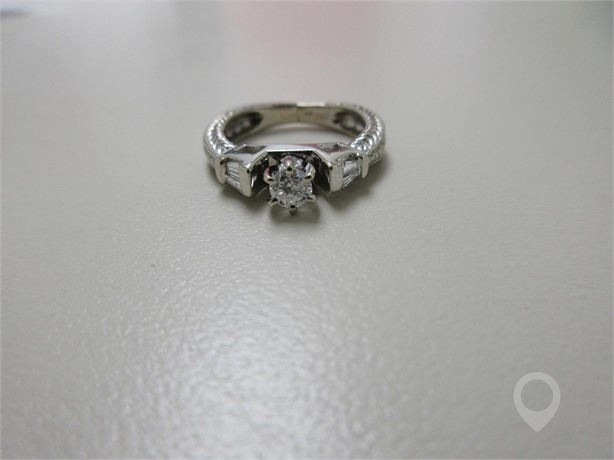 14 K WHITE GOLD DIAMOND RING WITH DETAILS New Rings Fine Jewellery auction results
