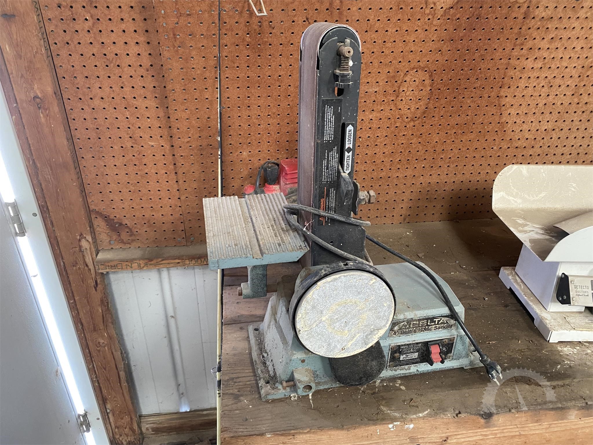 Black and Decker Professional Reciprocating Two Speed Cut Saw, Estate  Auction Antiques, Collectibles, Pottery, Vintage Clothing, Tools and More!!