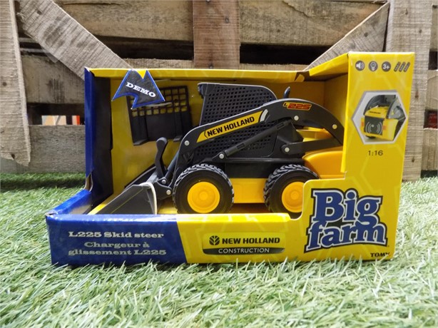 NEW HOLLAND BIG FARM 1/16 SCALE L225 SKID STEER New Other for sale