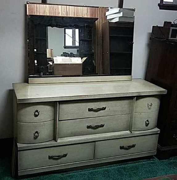 Nice Victorian Style Dresser With Mirror Auction Depot Idaho