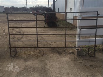 Cattle Head Gate with Neck Extender by Real Tuff