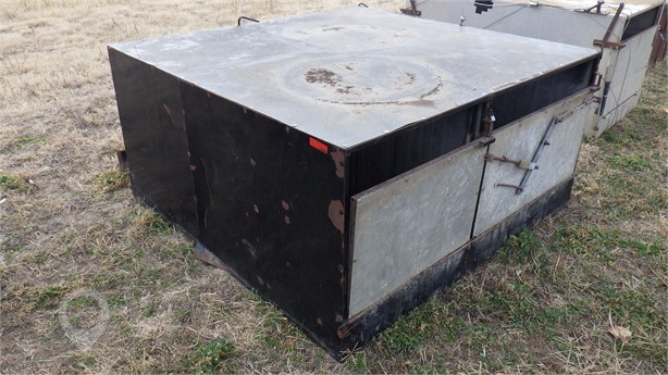 CUSTOM MADE 4-HOLE DOG BOX Used Sporting Goods / Outdoor Recreation Personal Property / Household items auction results