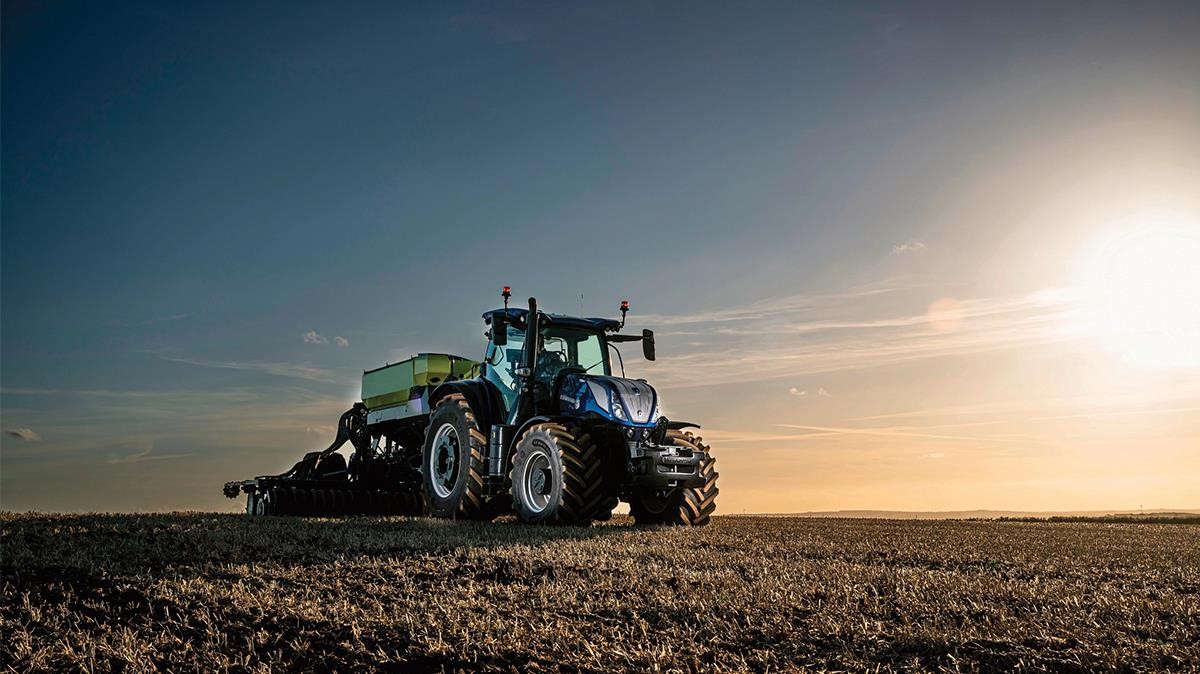 New Holland debuts next generation of alternative fuel tractors with T7.270  Methane Power CNG