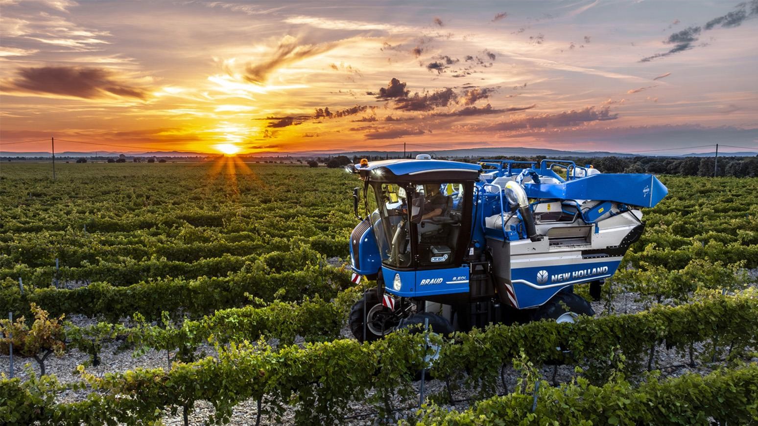New Holland debuts next generation of alternative fuel tractors with T7.270  Methane Power CNG