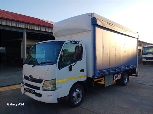 2015 HINO 300 714 Used Planverdeck LKW zum verkauf