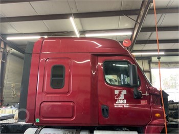 2014 FREIGHTLINER CASCADIA 125 Used Cab Truck / Trailer Components for sale