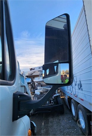 2015 FREIGHTLINER CASCADIA 125 Used Glass Truck / Trailer Components for sale
