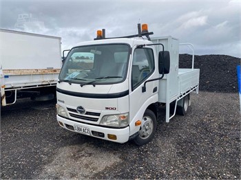 2009 HINO 300 616 Used Flatbed Trucks for sale