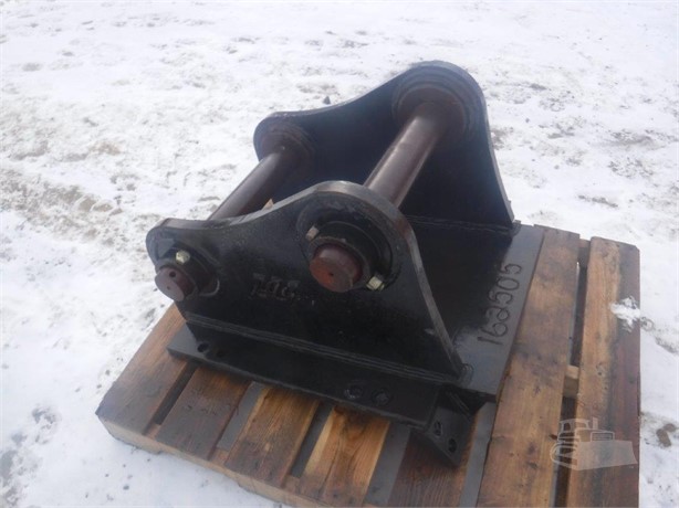 1900 DEERE 300 SERIES, PIN-ON STYLE Used Coupler / Quick Coupler (Penggandeng) for rent