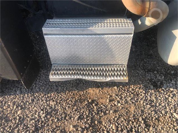 2004 PETERBILT 385 Used Battery Box Truck / Trailer Components for sale