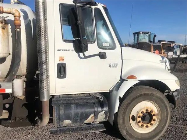 2006 INTERNATIONAL DURASTAR 4300 Used Glass Truck / Trailer Components for sale