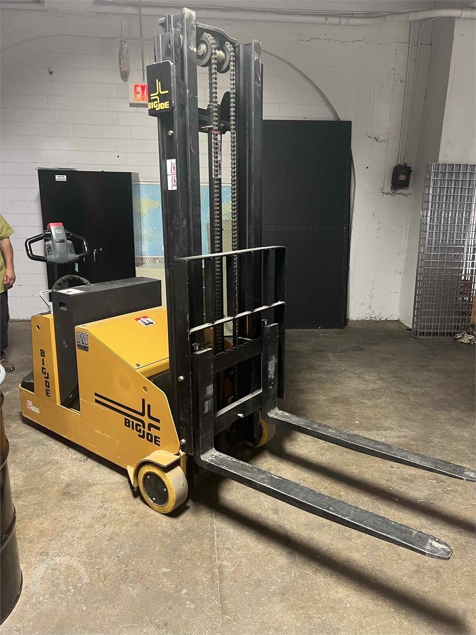 Large Tote - Forkliftable - Spill Capacity 123 Gallon 1500-YE