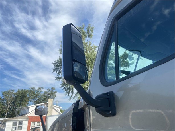 2015 FREIGHTLINER CASCADIA 125 Used Glass Truck / Trailer Components for sale
