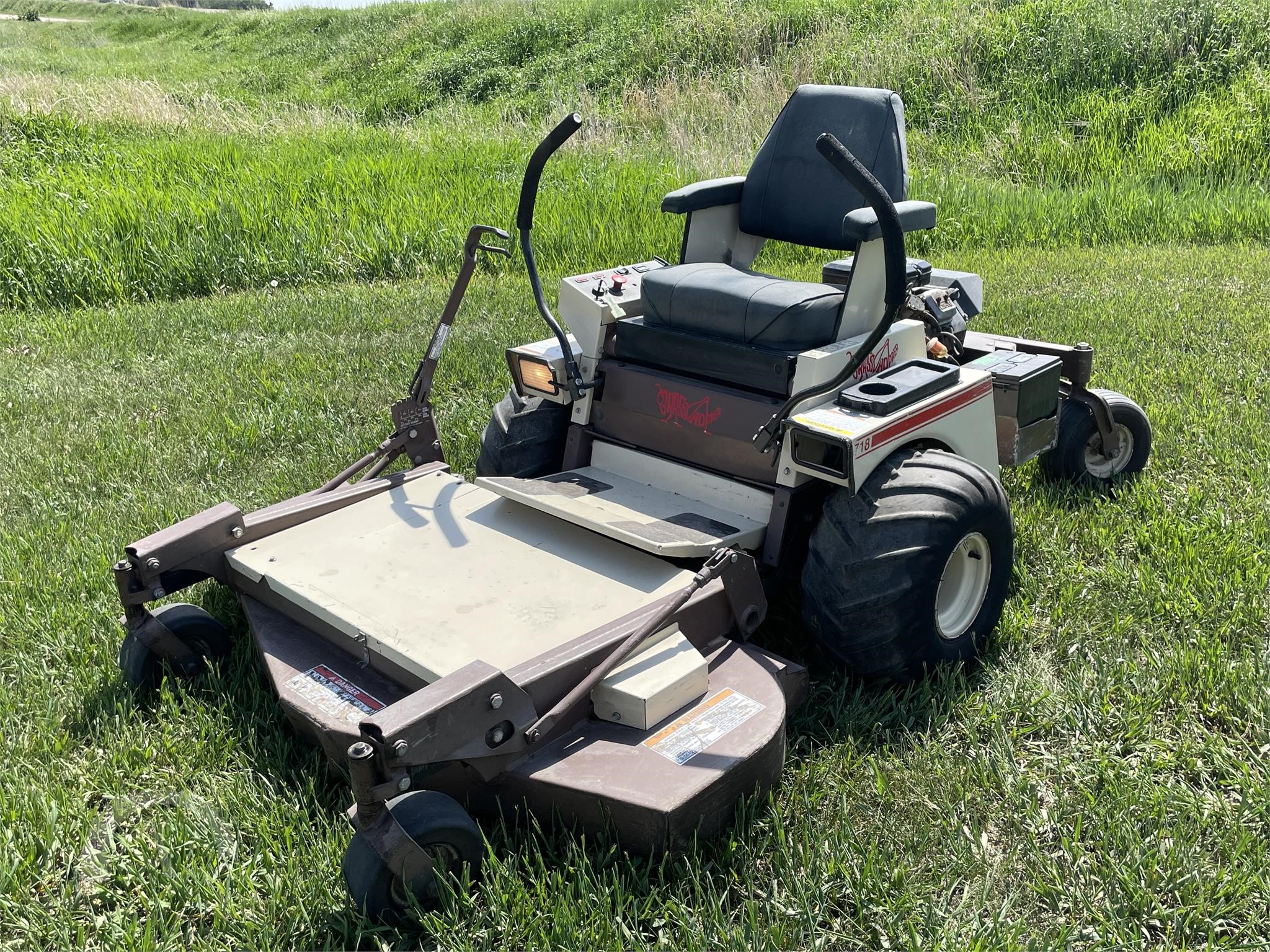 52IN GREAT DANE STAND ON COMMERCIAL ZERO TURN MOWER! WITH 18HP