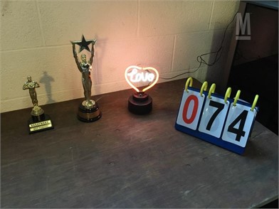 Neon Lamp And Trophys Otros Artículos Para La Venta 1 - ruby award of lmad roblox