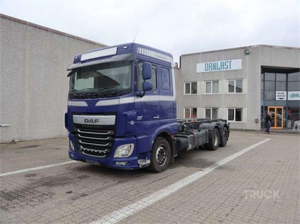 2017 DAF XF510 Used Vrachtwagen met Haak-Kraan te koop