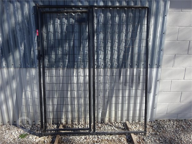 COUNTRY TOUGH DOG KENNEL PANEL WITH GATE Used Fencing Building Supplies auction results