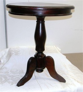 Vintage Mahogany Stained Accent Table Otros Artículos Para - leaked continental cafe v1 roblox