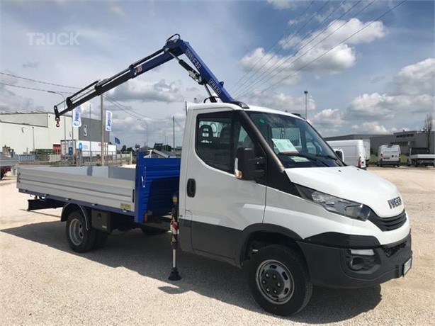 2017 IVECO DAILY 35C14 Used Pritsche Transporter mit Ladekran zum verkauf