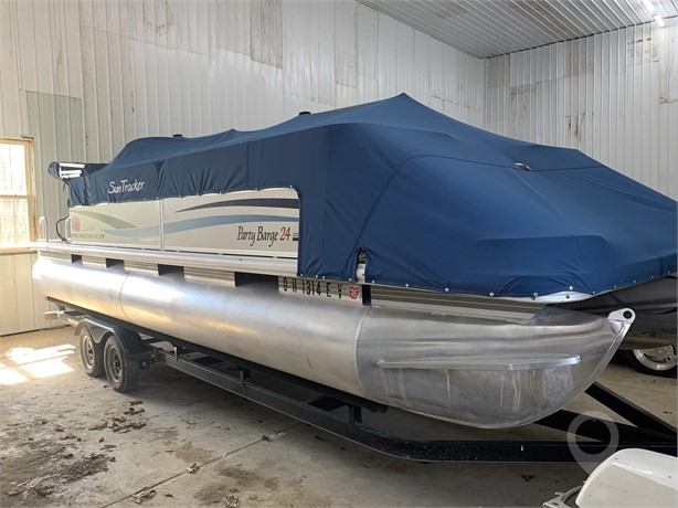 SUN TRACKER PARTY BARGE 24 DLX Used Pontoon / Deck Boats for sale