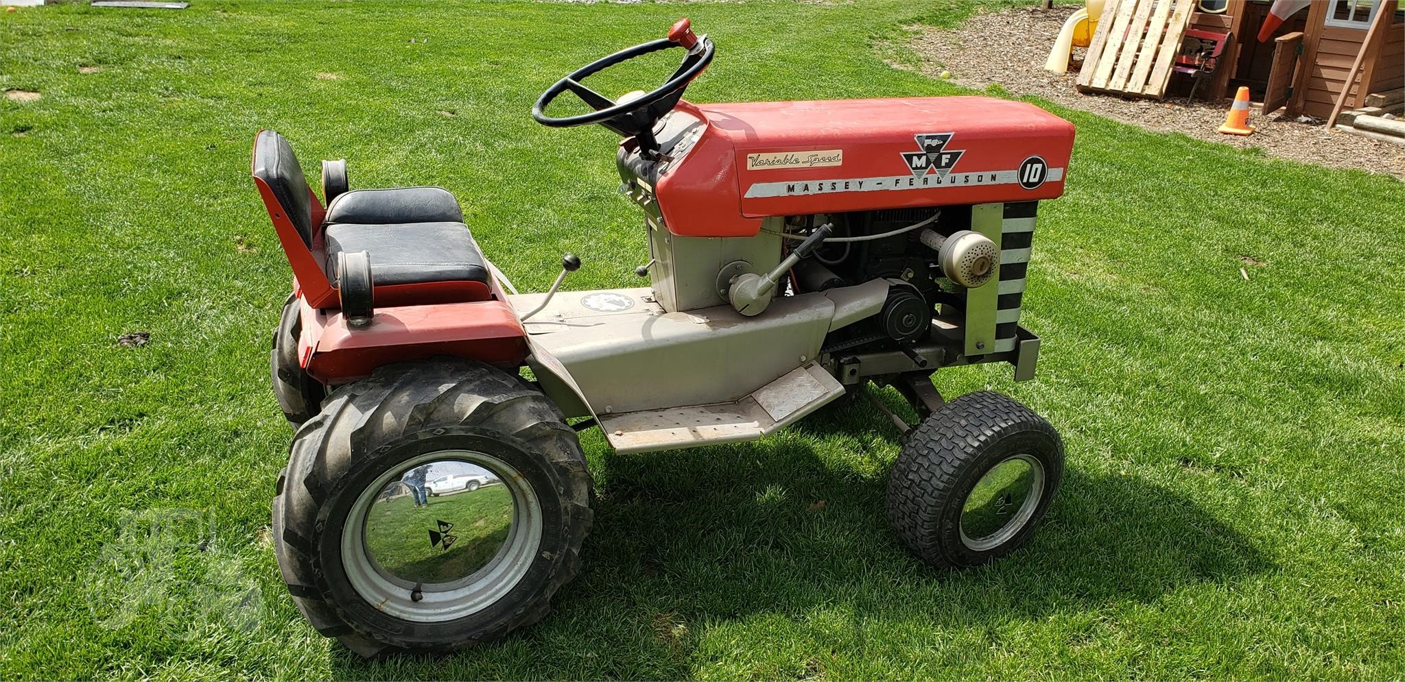 Massey Ferguson Riding Lawn Mowers Auction Results 50 Listings Tractorhouse Com Page 1 Of 2