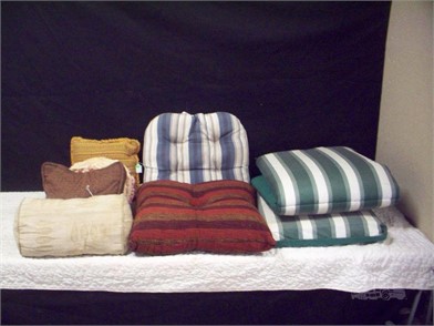 A11 4 Many Pillows Chair Cushions Other Items For Sale 1