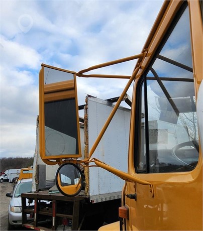 1995 INTERNATIONAL 4900 Used Glass Truck / Trailer Components for sale