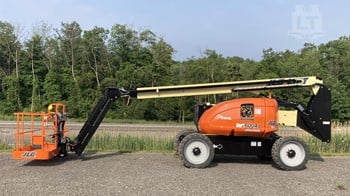 A 2025 JLG 600AJ articulating boom lift parked in a lot.