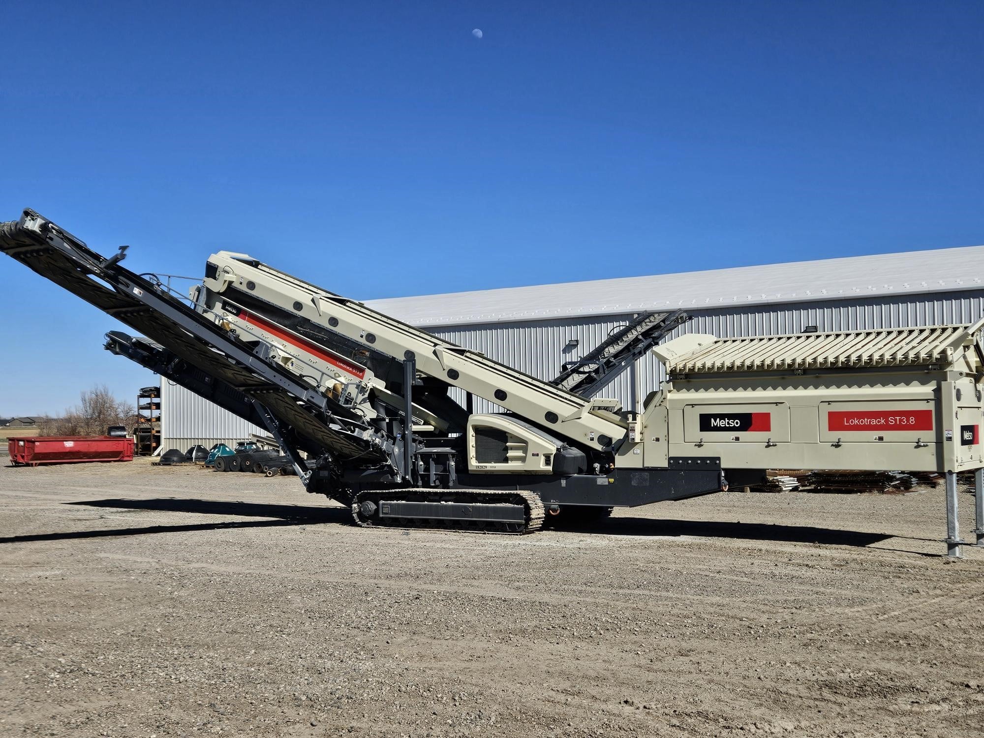 2025 Metso ST3.8 screen parked outdoors.