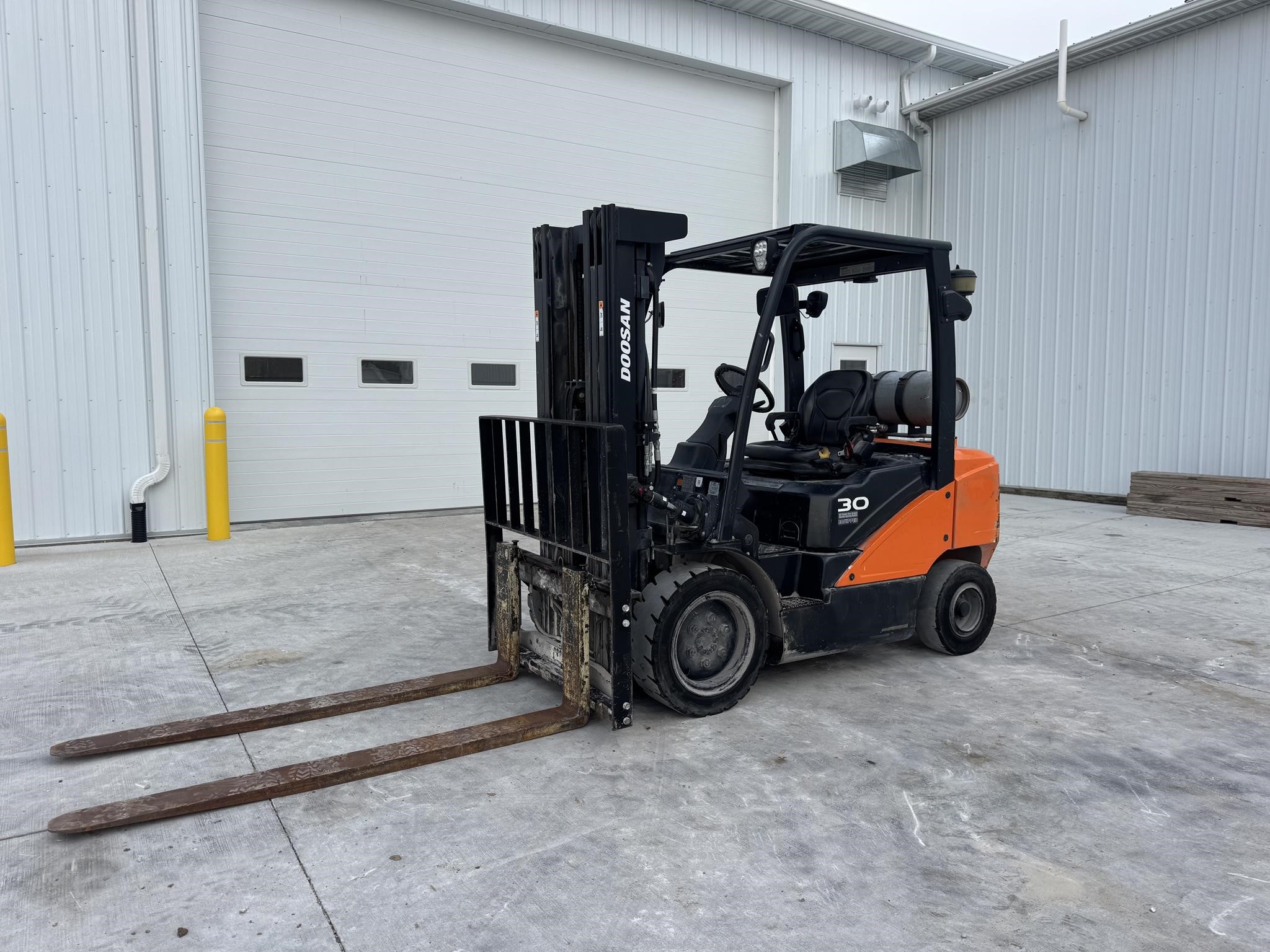 A 2022 Doosan G30E-7 pneumatic-tyre forklift outside a building.