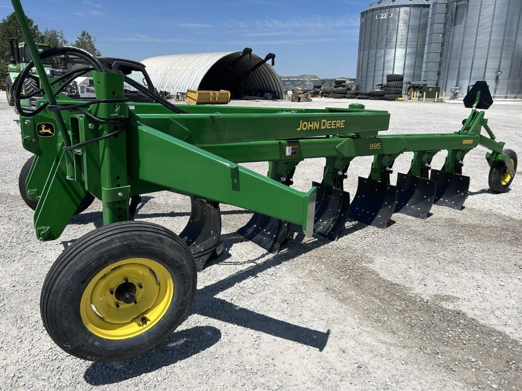 A 2024 John Deere 995 Plough sits on a farm.