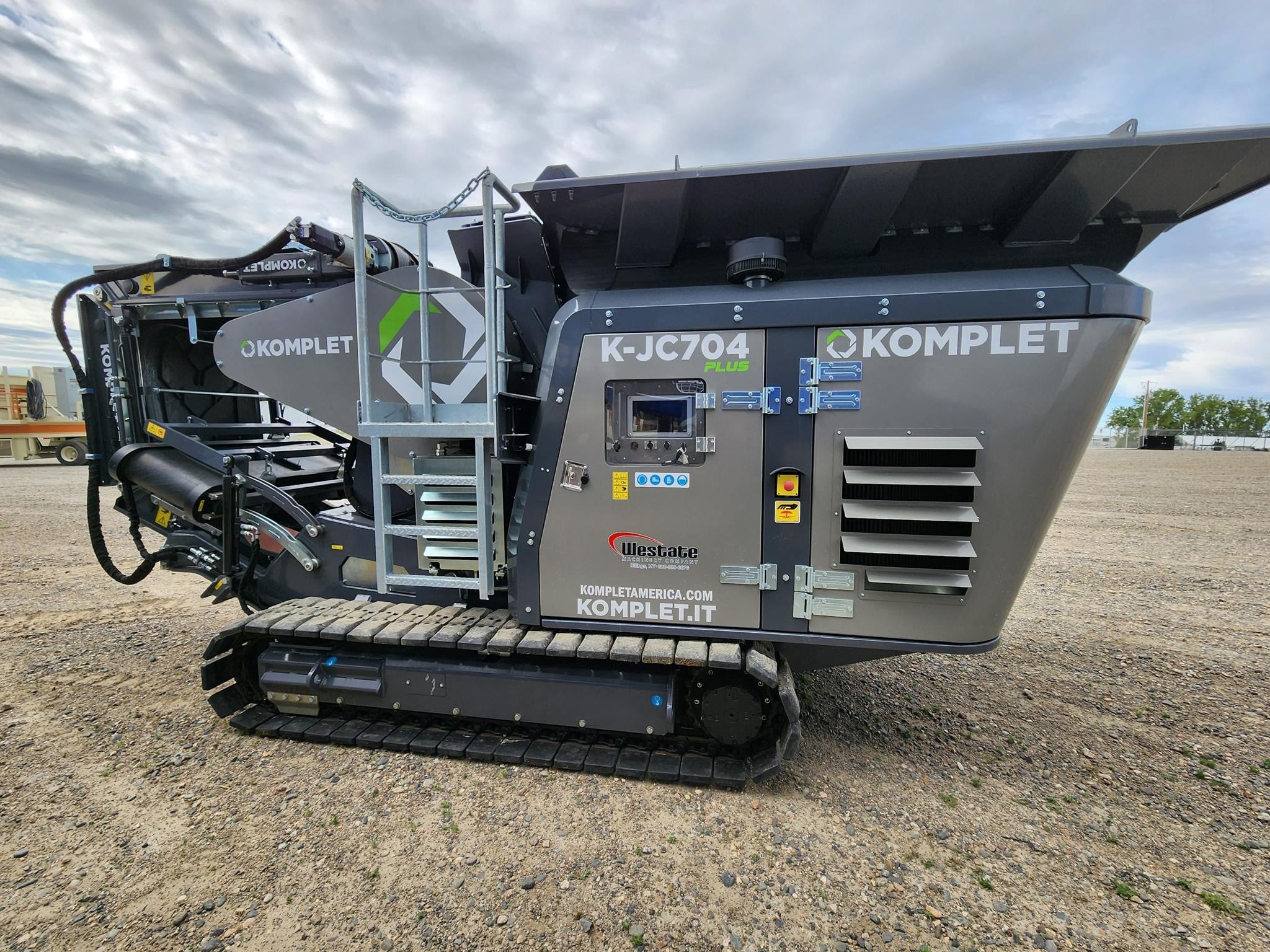 2025 Komplet K-JC704 PLUS crusher parked on gravel outdoors.
