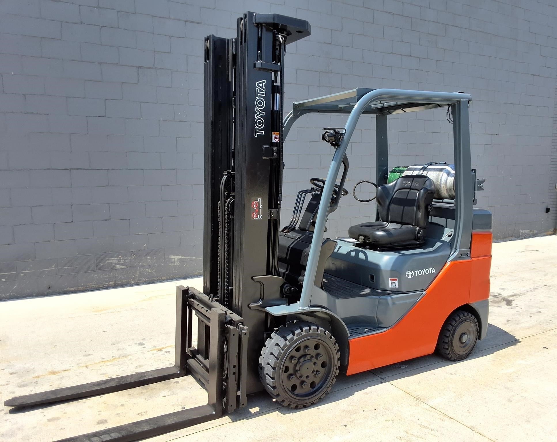 A 2021 Toyota 8FGCU30 cushion-tire forklift.