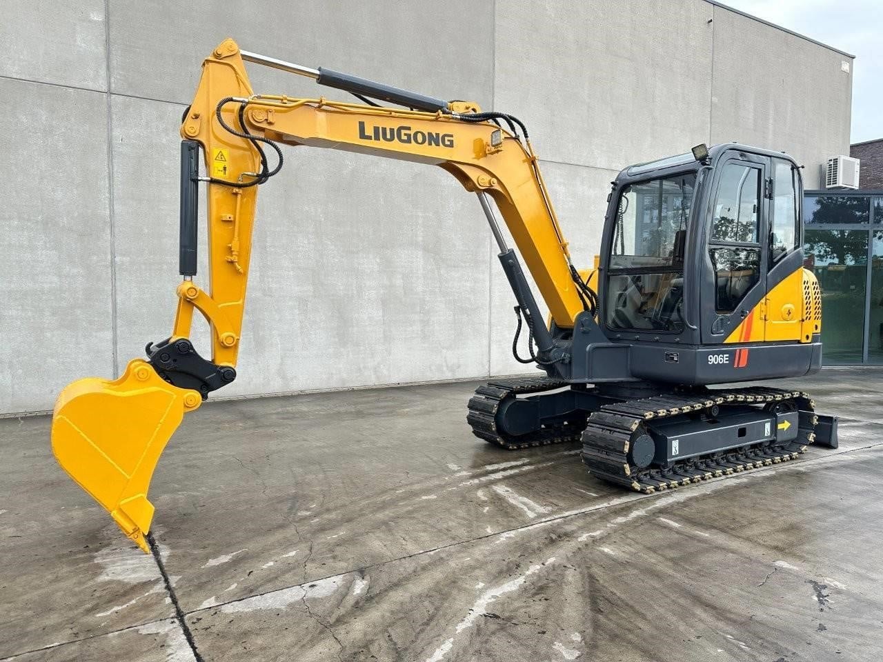 2021 LiuGong 906E tracked excavator parked outdoors.