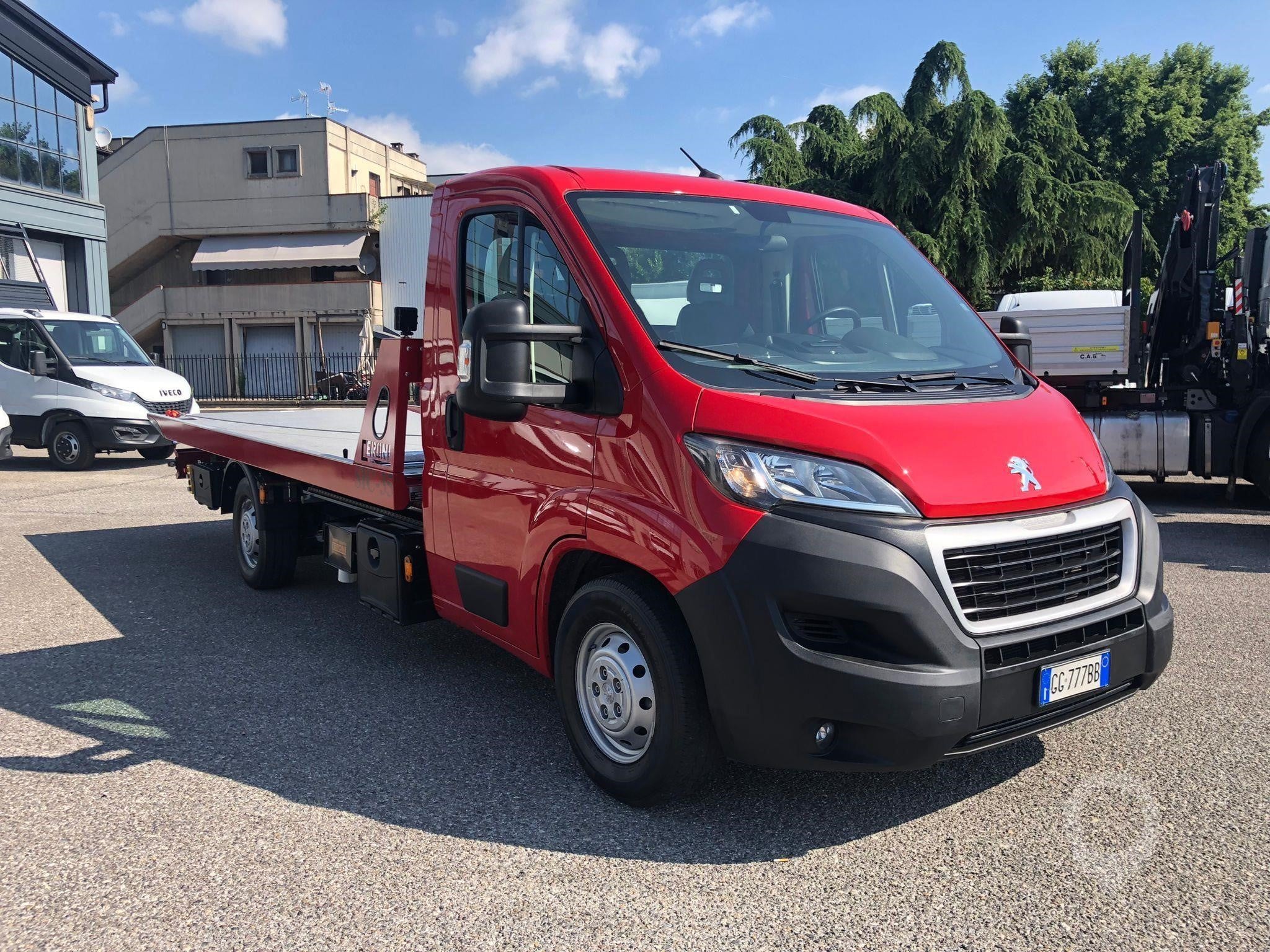 A 2021 Peugeot Boxer 350 recovery van sits on a lot.