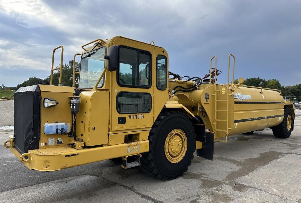 A 2016 Caterpillar 613G wagon water machine parked outdoors.