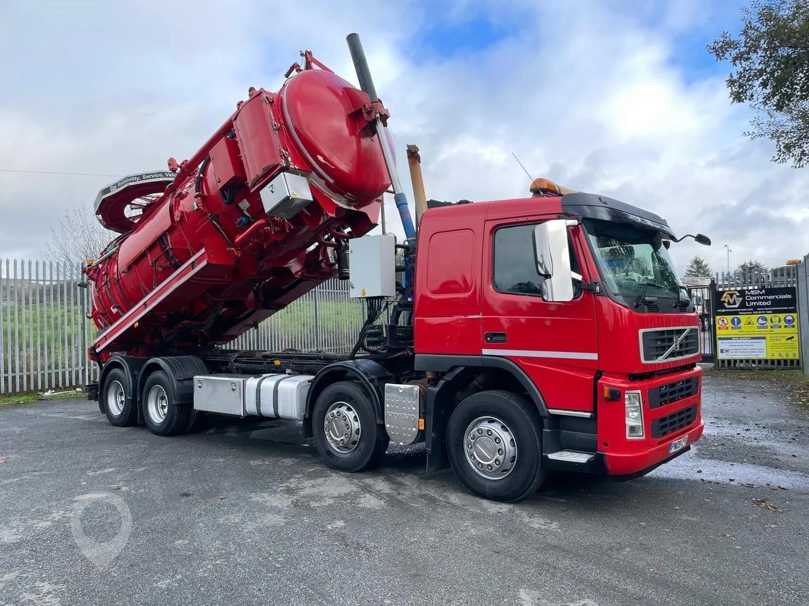 A 2009 Volvo FM13.440 vacuum tanker parked outdoors.