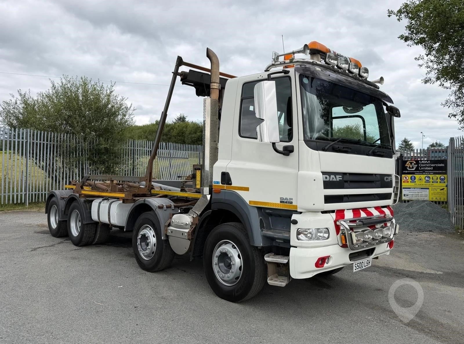 2013 DAF CF85.410 hookloader truck parked outdoors.