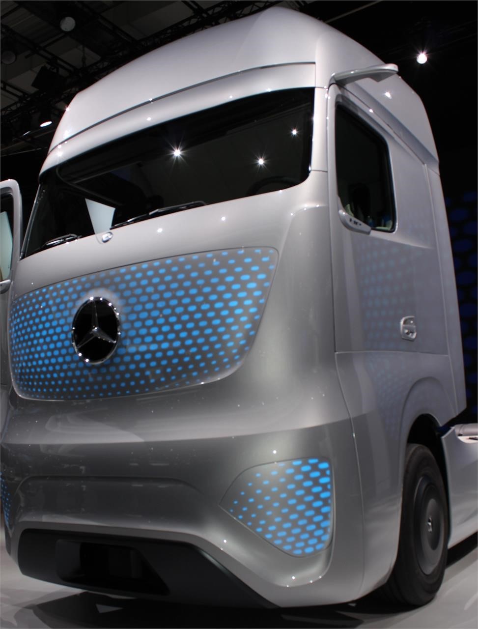 Mercedes-Benz Future Truck 2025 Able to drive itself already Future truck