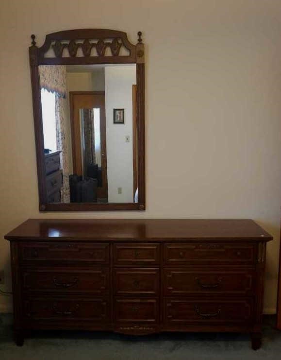 Thomasville Dresser And Wall Hanging Mirror Harmeyer Auction