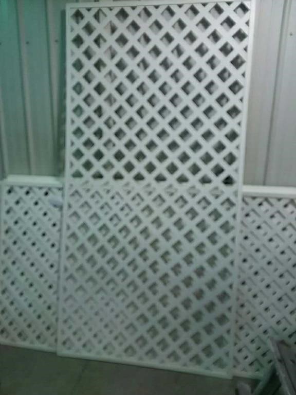 5Framed white vinyl lattice panels Harmeyer Auction & Appraisal Co.
