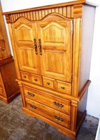 Broyhill Oak Wardrobe Style Highboy Dresser Robbie S Auction Service
