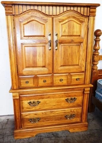Broyhill Oak Wardrobe Style Highboy Dresser Robbie S Auction Service