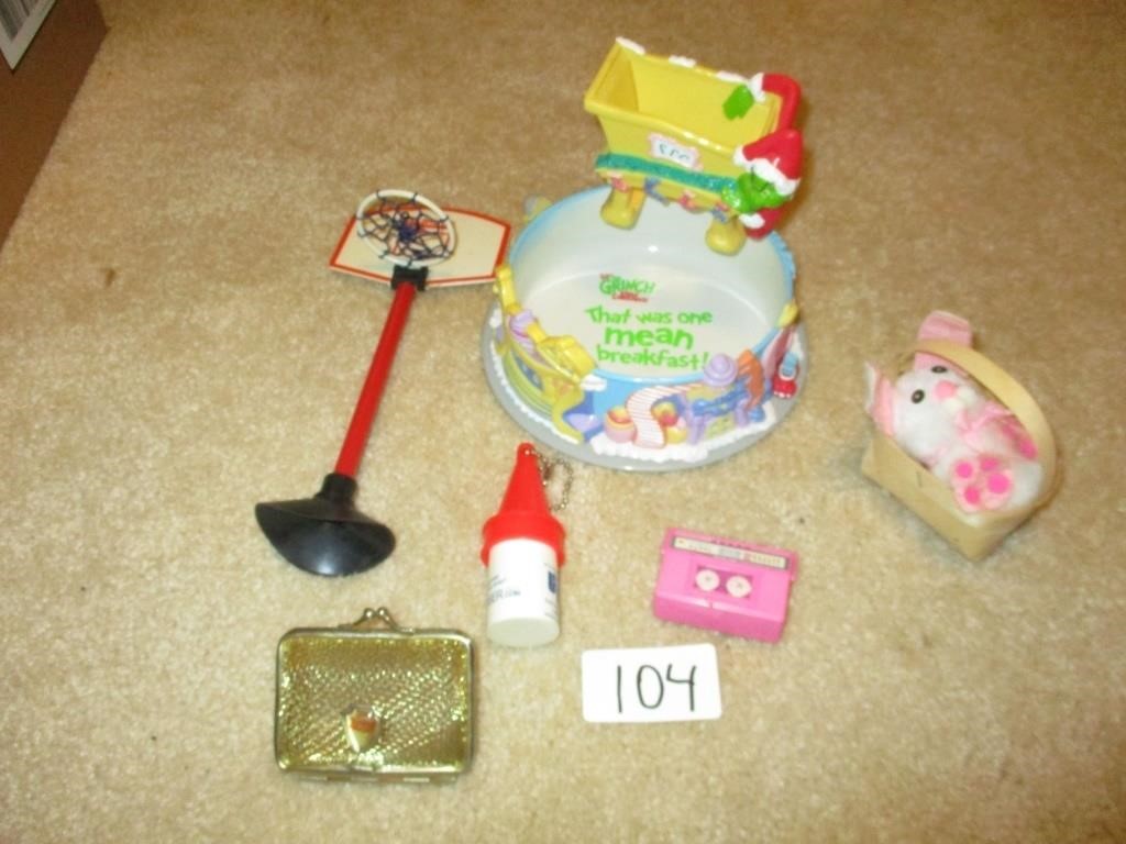 Holiday World Basket Toys Grinch Decor Graber Auctions